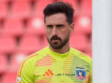 Primer plano a Fernando de Paul con la camiseta de Colo-Colo.
