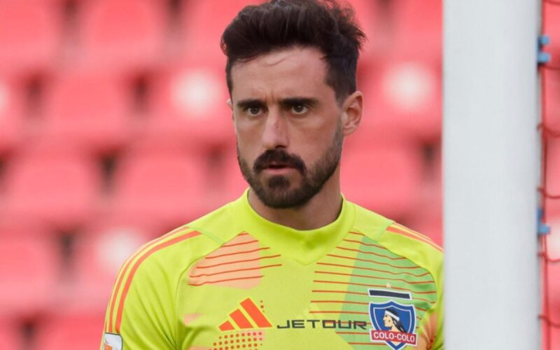 Primer plano a Fernando de Paul con la camiseta de Colo-Colo.