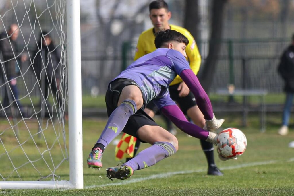 Gabriel Maureira tapando un penal contra la U Sub-20.