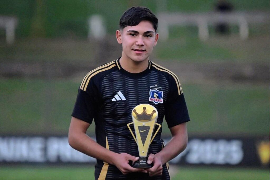 Gadiel Riveros con el premio a máximo goleador de la Nike Premier Cup.