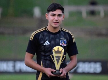 Gadiel Riveros con el premio a máximo goleador de la Nike Premier Cup.