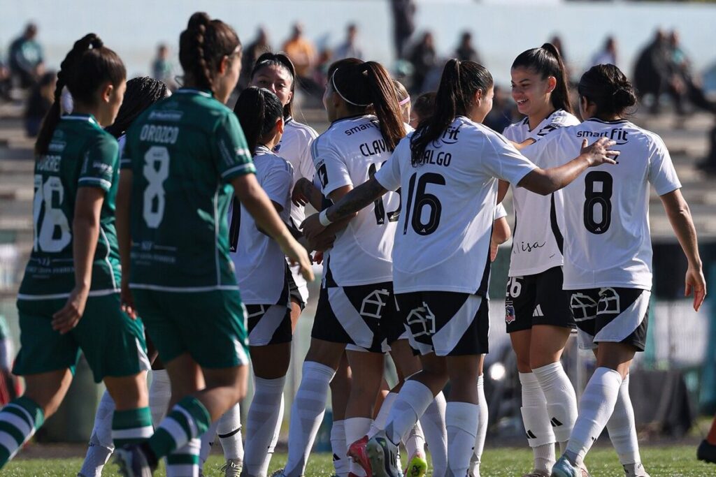 Jugadoras de Colo-Colo Femenino celebrando un gol frente a Santiago Wanderers.