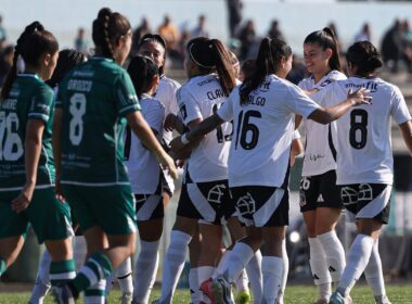 Jugadoras de Colo-Colo Femenino celebrando un gol frente a Santiago Wanderers.