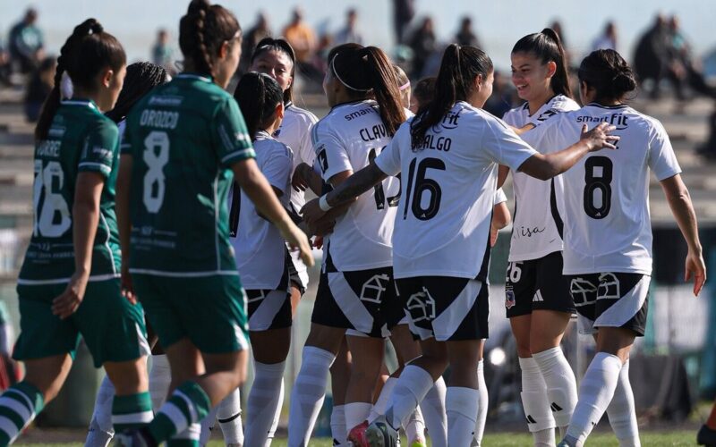 Jugadoras de Colo-Colo Femenino celebrando un gol frente a Santiago Wanderers.