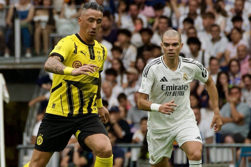 Lucas Barrios y Pepe durante duelo de leyendas del Borussia Dortmund y el Real Madrid.