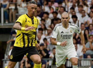 Lucas Barrios y Pepe durante duelo de leyendas del Borussia Dortmund y el Real Madrid.