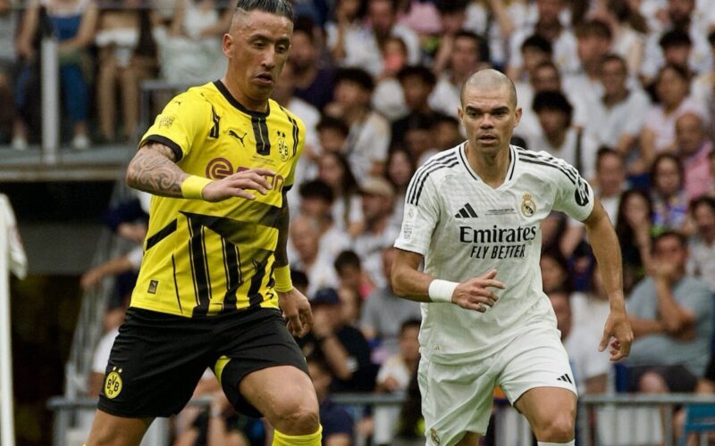 Lucas Barrios y Pepe durante duelo de leyendas del Borussia Dortmund y el Real Madrid.