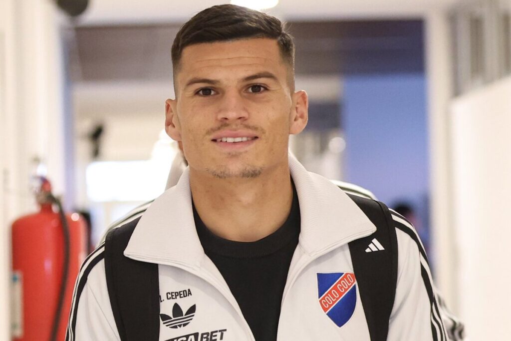 Primer plano de Lucas Cepeda vistiendo indumentaria de Colo-Colo.