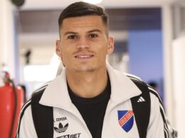 Primer plano de Lucas Cepeda vistiendo indumentaria de Colo-Colo.