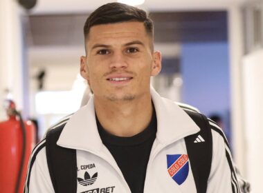 Primer plano de Lucas Cepeda vistiendo indumentaria de Colo-Colo.