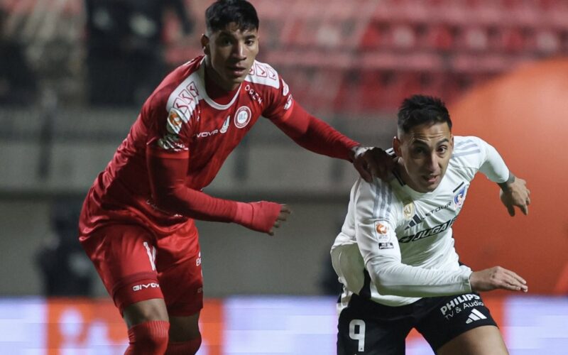 Correa disputando un balón ante La Calera.