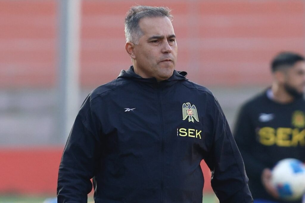 Torres con el buzo de Unión Española.