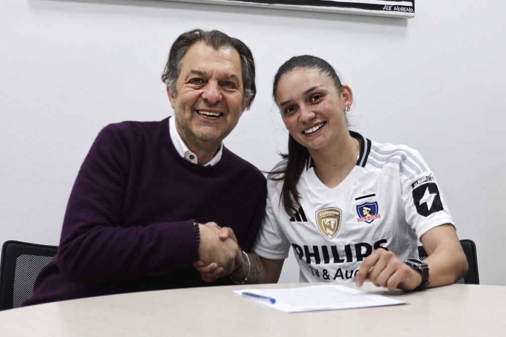 Mosa junto a Olave firmando contrato.