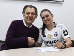 Mosa junto a Olave firmando contrato.