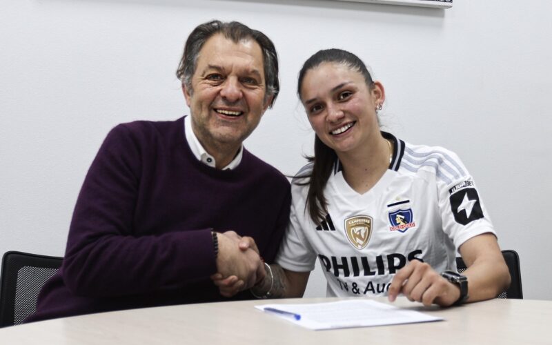 Mosa junto a Olave firmando contrato.