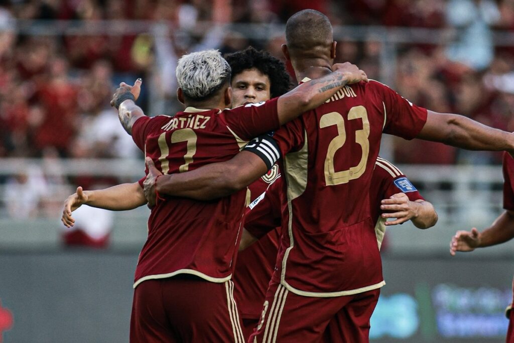 Selección de Venezuela celebra triunfo sobre Bolivia.