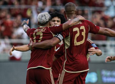 Selección de Venezuela celebra triunfo sobre Bolivia.