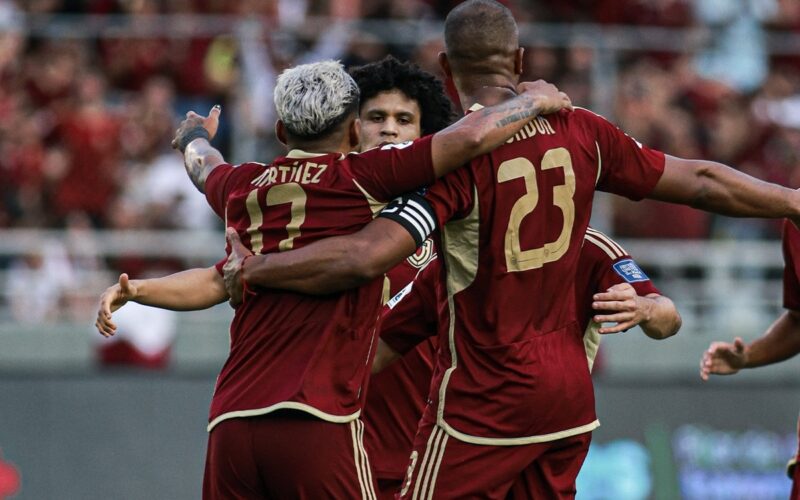 Selección de Venezuela celebra triunfo sobre Bolivia.