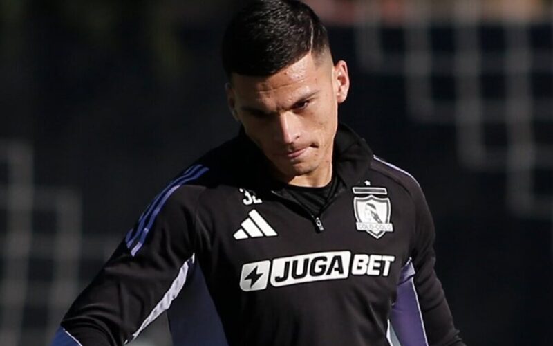 Primer plano de Lucas Cepeda entrenando en Colo-Colo.