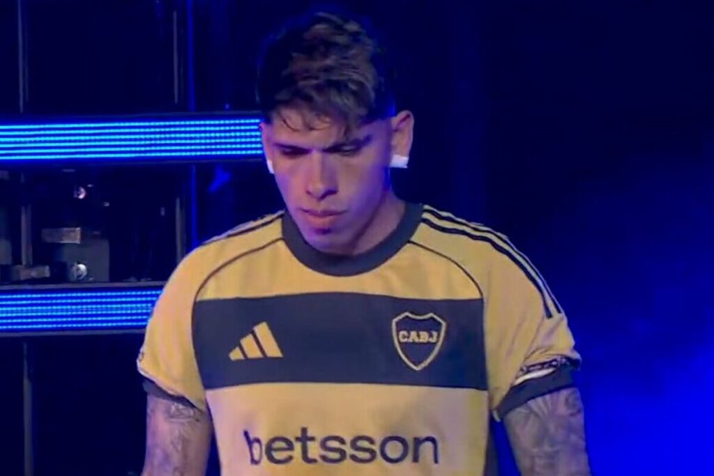 Primer plano de Carlos Palacios con la camiseta de Boca Juniors.