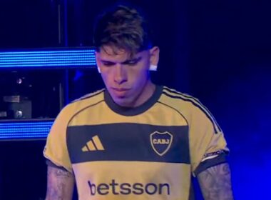 Primer plano de Carlos Palacios con la camiseta de Boca Juniors.