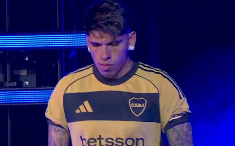 Primer plano de Carlos Palacios con la camiseta de Boca Juniors.