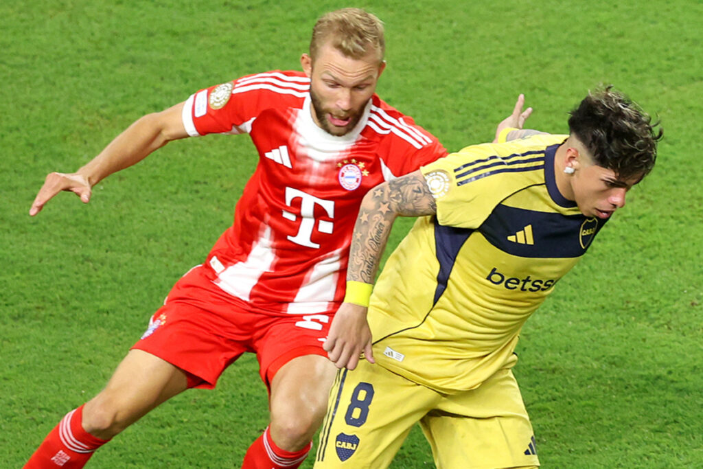 Carlos Palacios superando la marca de Konrad Laimer durante el duelo de Boca Juniors y Bayern Múnich por el Mundial de Clubes.
