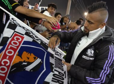 Arturo Vidal firmando una bandera de Colo-Colo.
