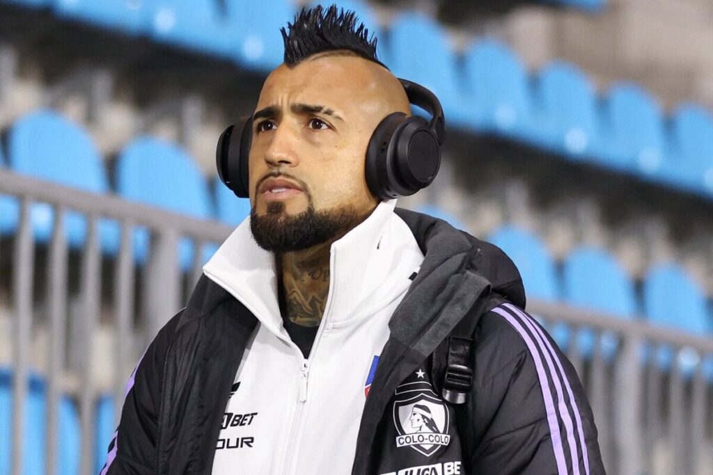 Primer plano de Arturo Vidal vistiendo indumentaria de Colo-Colo.