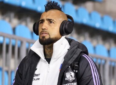 Primer plano de Arturo Vidal vistiendo indumentaria de Colo-Colo.