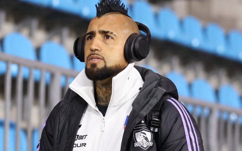 Primer plano de Arturo Vidal vistiendo indumentaria de Colo-Colo.