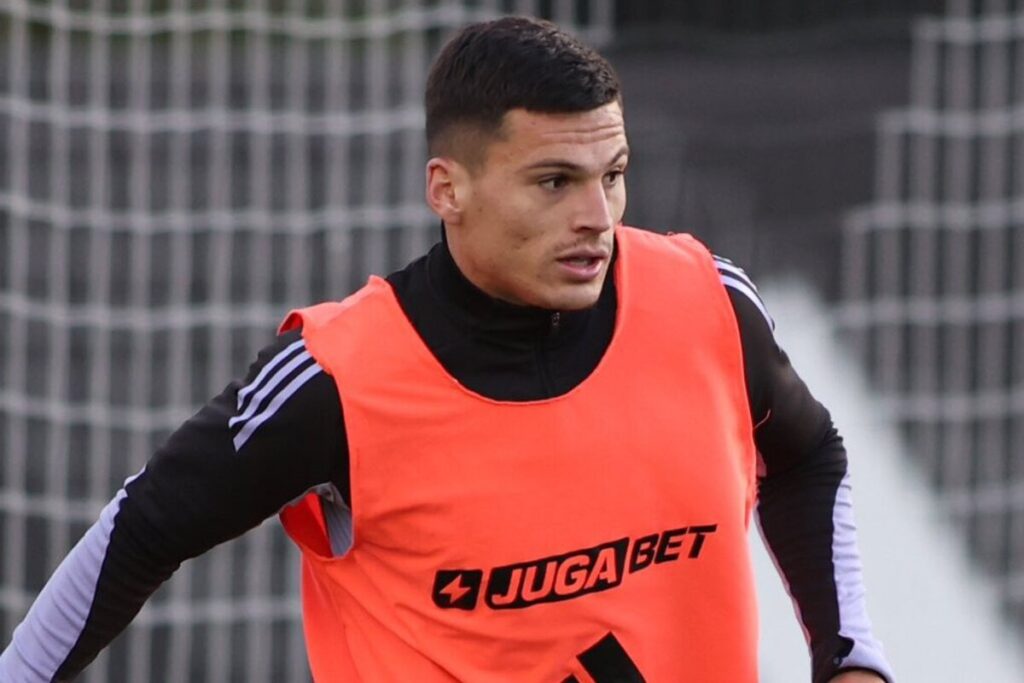 Primer plano de Lucas Cepeda durante un entrenamiento en Colo-Colo.