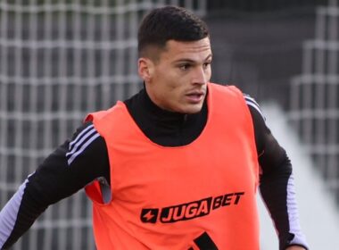 Primer plano de Lucas Cepeda durante un entrenamiento en Colo-Colo.