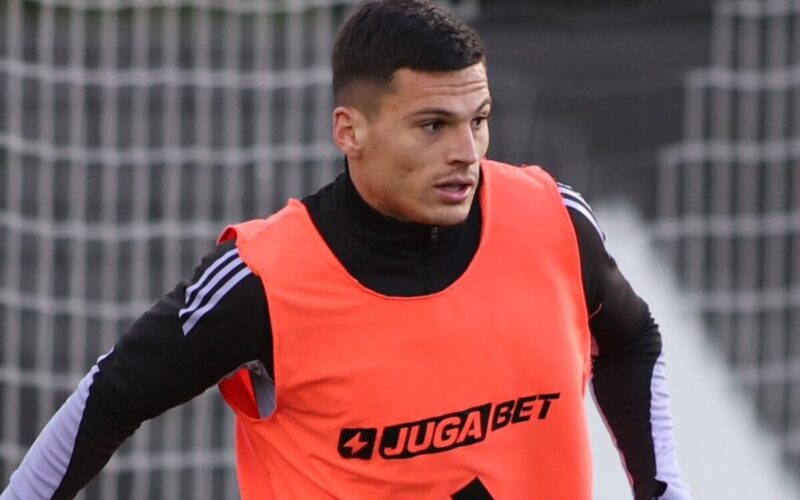 Primer plano de Lucas Cepeda durante un entrenamiento en Colo-Colo.