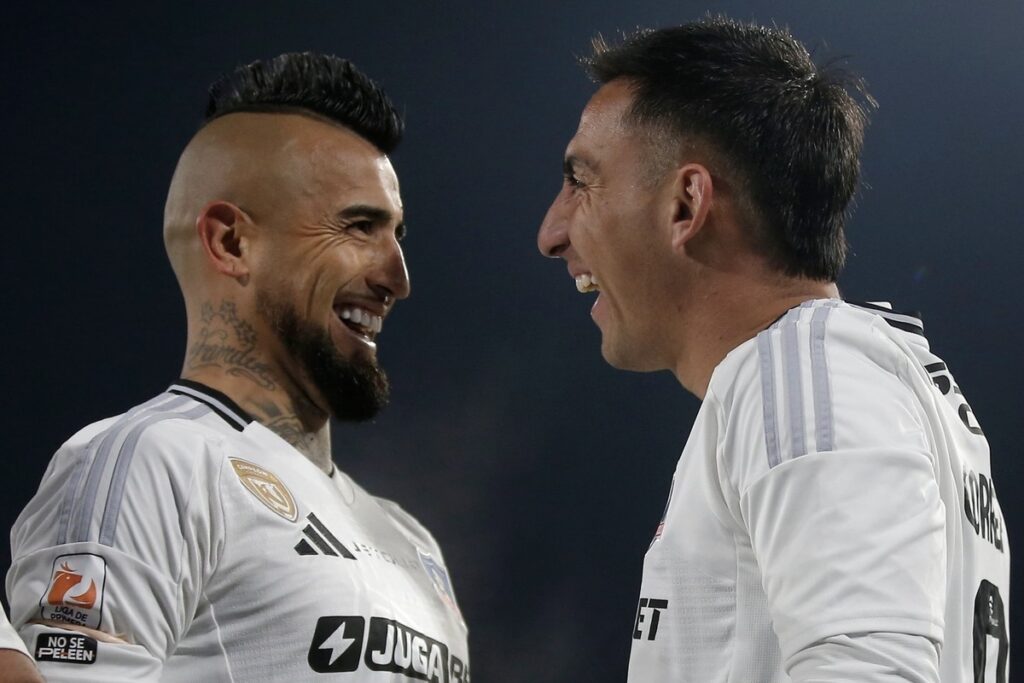 Vidal y Correa festejando un gol.