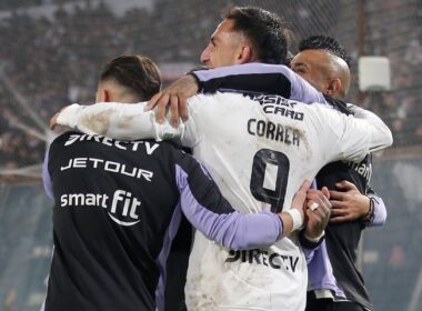 Jugadores de Colo-Colo abrazados celebrando un gol.