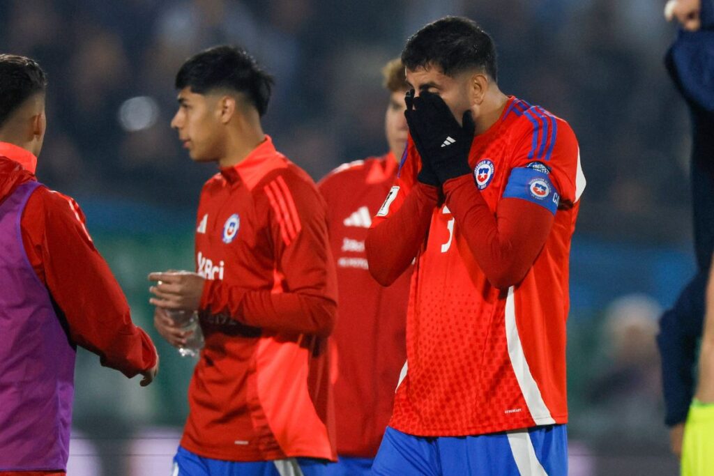 Tristeza en La Roja y los hinchas tras caída ante Argentina