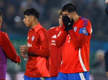 Tristeza en La Roja y los hinchas tras caída ante Argentina