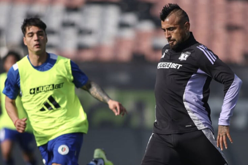 Arturo Vidal jugando por Colo-Colo un amistoso frente a Deportes Santa Cruz.