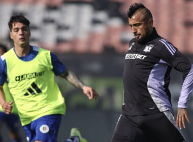Arturo Vidal jugando por Colo-Colo un amistoso frente a Deportes Santa Cruz.