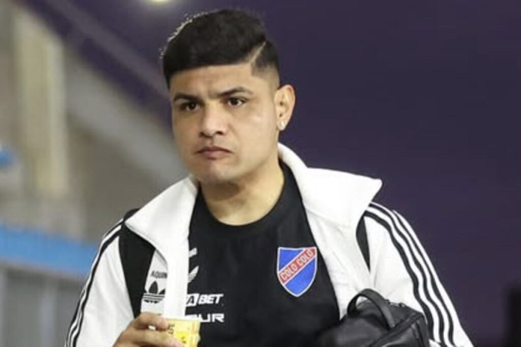 Primer plano de Claudio Aquino con indumentaria de Colo-Colo.