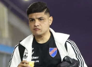 Primer plano de Claudio Aquino con indumentaria de Colo-Colo.