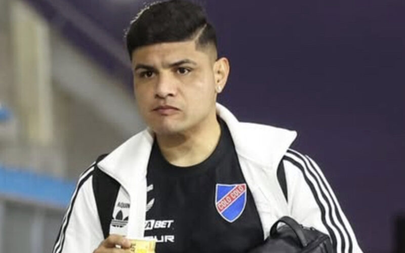 Primer plano de Claudio Aquino con indumentaria de Colo-Colo.