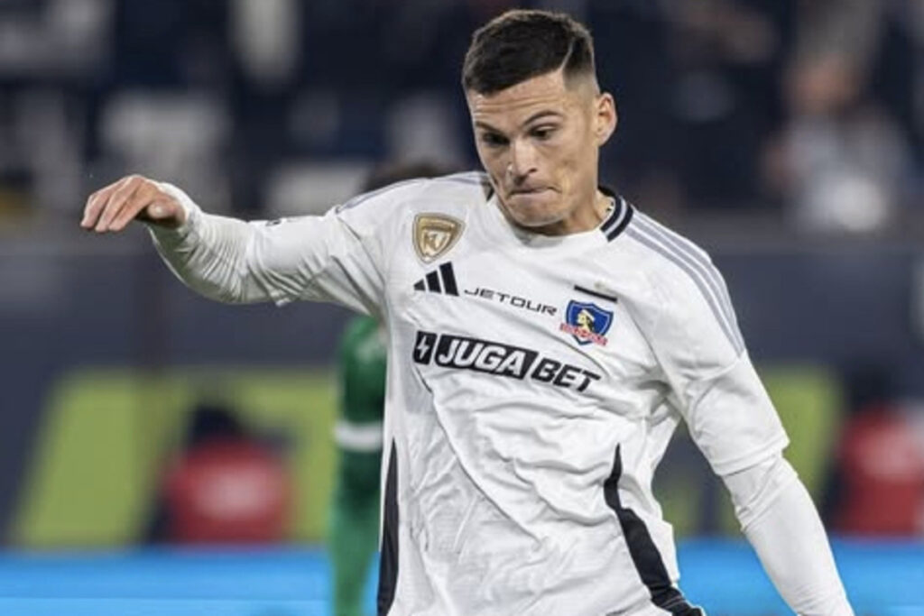 Lucas Cepeda pateando un penal en el partido de Colo-Colo vs Cobresal.