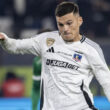 Lucas Cepeda pateando un penal en el partido de Colo-Colo vs Cobresal.