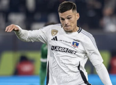 Lucas Cepeda pateando un penal en el partido de Colo-Colo vs Cobresal.