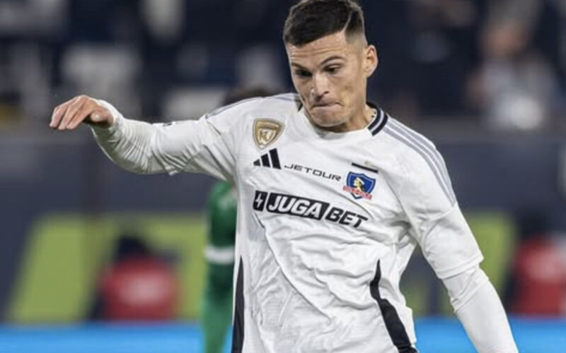 Lucas Cepeda pateando un penal en el partido de Colo-Colo vs Cobresal.
