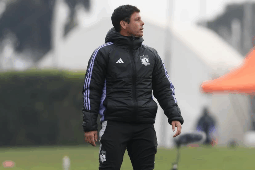 Eduardo Rubio dirigiendo a Colo-Colo Sub-20.