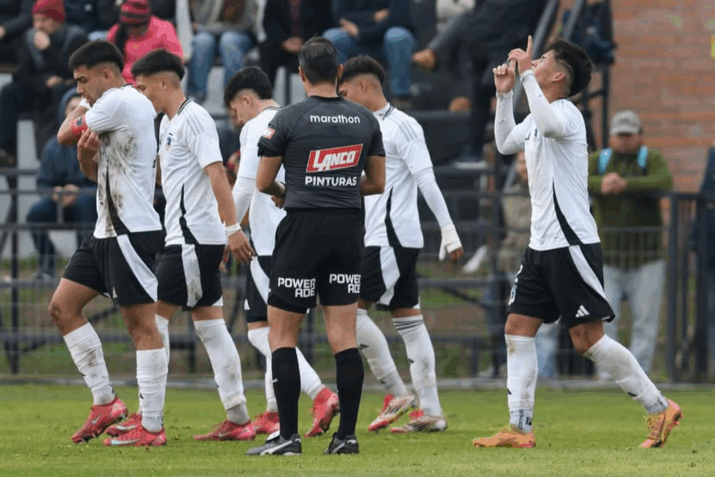 Colo-Colo Sub-20 festejando un gol.