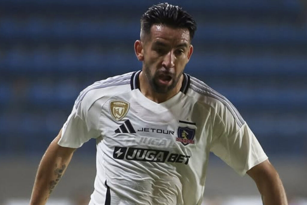 Primer plano de Mauricio Isla jugando un partido por Colo-Colo.